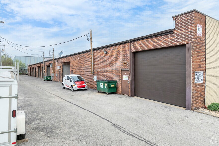 920 Ridge Ave N, Lombard, IL à louer - Photo de l’immeuble – Image 3 sur 6