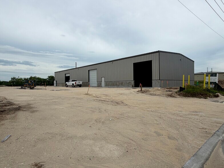0 Roam Ave, New Port Richey, FL à louer - Photo de l’immeuble – Image 3 sur 4