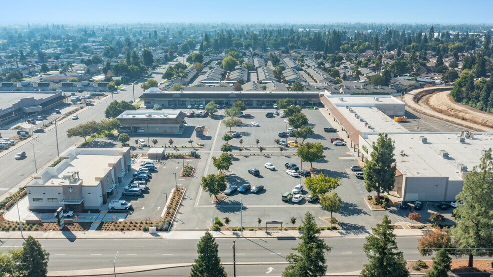 10-80 W Bullard, Clovis, CA à louer - Photo de l’immeuble – Image 3 sur 14