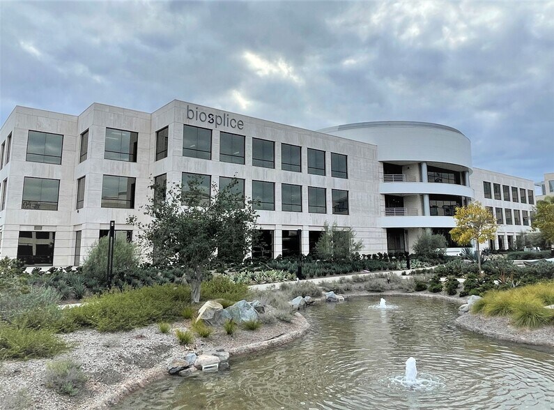 9390 Towne Centre Dr, San Diego, CA à louer - Photo principale – Image 1 sur 2
