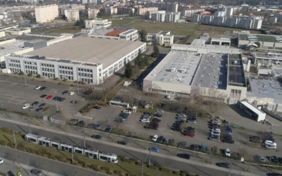 Local d’activités dans Vénissieux à louer - Photo de l’immeuble – Image 1 sur 16