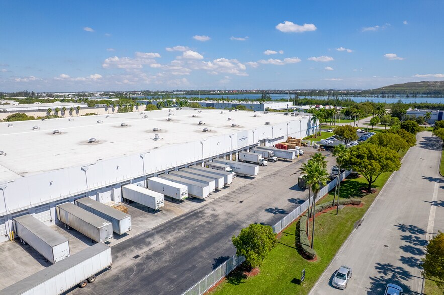 9350 NW 108th Ave, Medley, FL à louer - Photo de l’immeuble – Image 2 sur 12