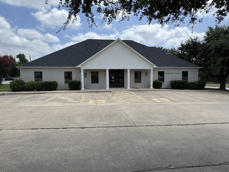 2102 Bird Creek Dr, Temple, TX à louer - Photo de l’immeuble – Image 1 sur 1