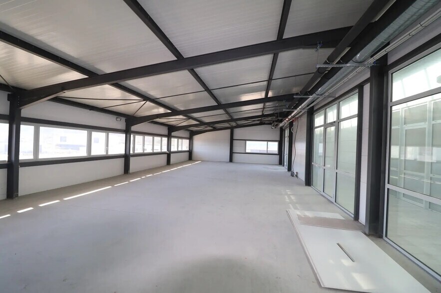 Local d’activités dans Guilherand-Granges à louer - Photo intérieure – Image 2 sur 17