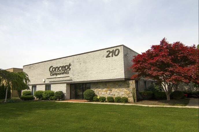 210 Knickerbocker Ave, Bohemia, NY à louer - Photo de l’immeuble – Image 1 sur 2