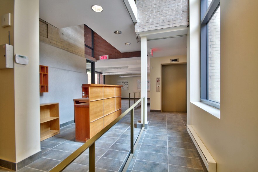3626 Rue Saint-Urbain, Montréal, QC à vendre - Hall d’entrée – Image 2 sur 28