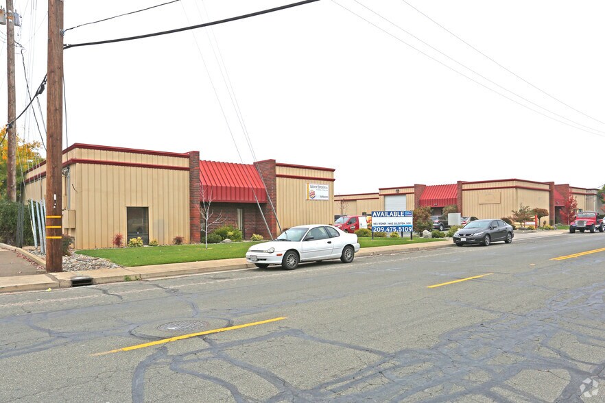 1351 E Pine St, Lodi, CA à louer - Photo principale – Image 1 sur 5