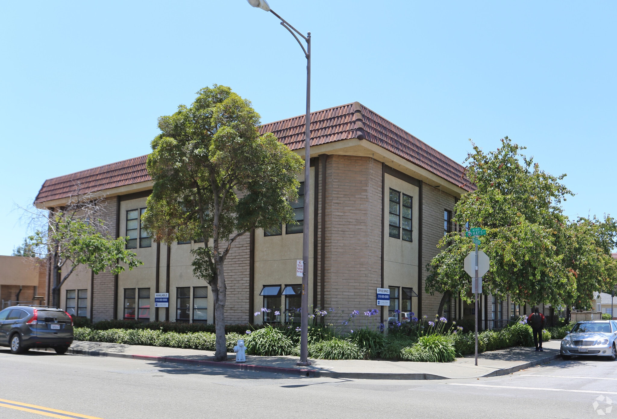 303-325 W Joaquin Ave, San Leandro, CA à louer Photo de l’immeuble– Image 1 sur 7