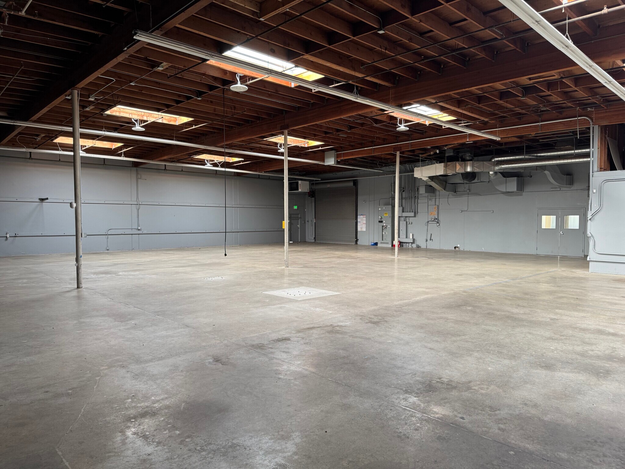 138 W Harris Ave, South San Francisco, CA à louer Photo principale– Image 1 sur 10