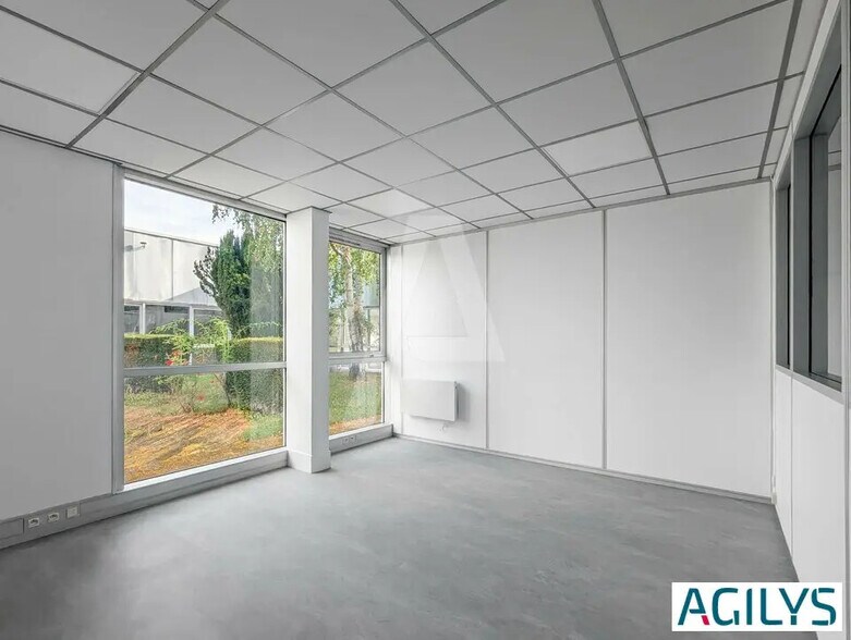 Local d’activités dans à louer - Photo de l’immeuble – Image 2 sur 12