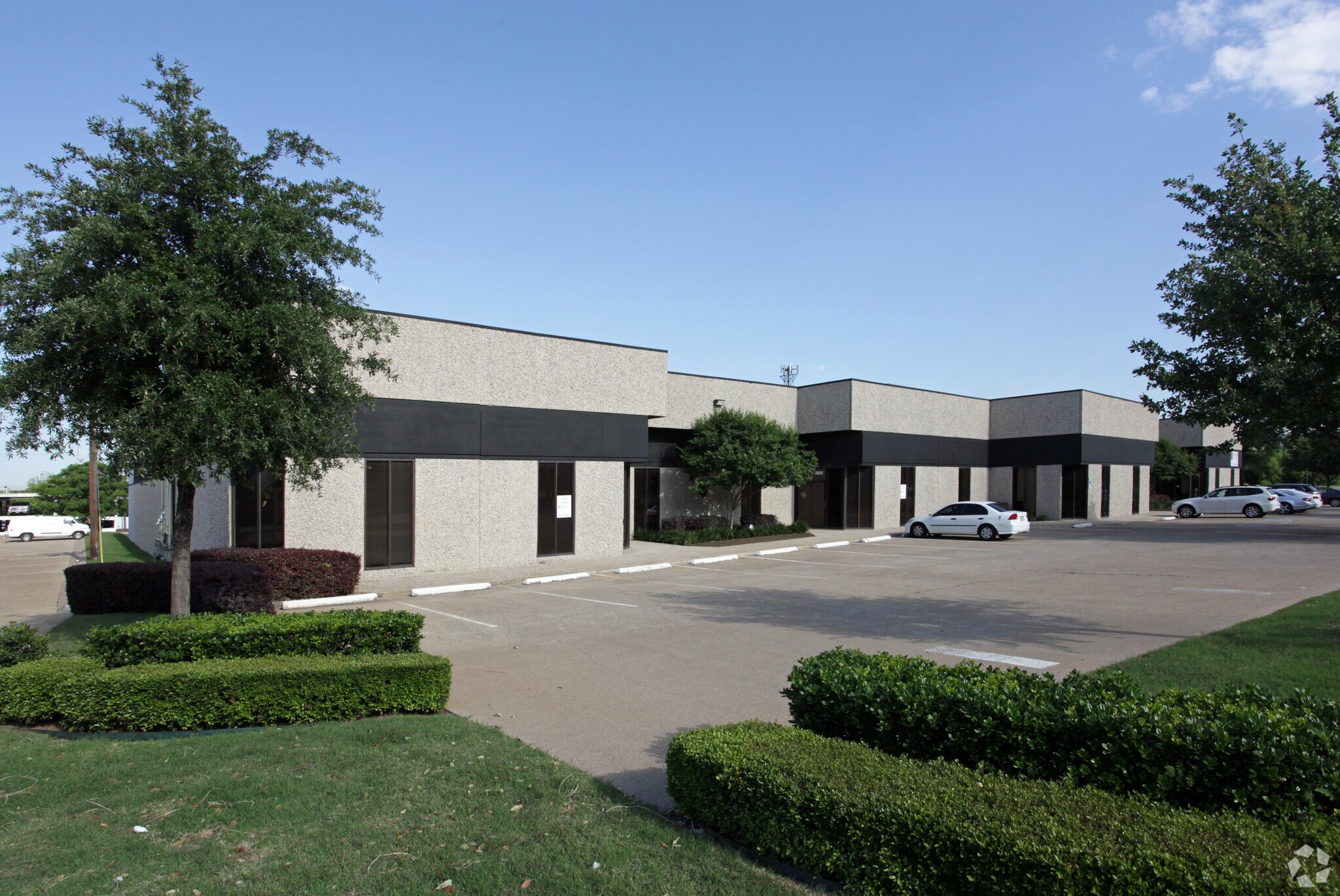 15101-15107 Surveyor Blvd, Addison, TX à louer Photo de l’immeuble– Image 1 sur 6