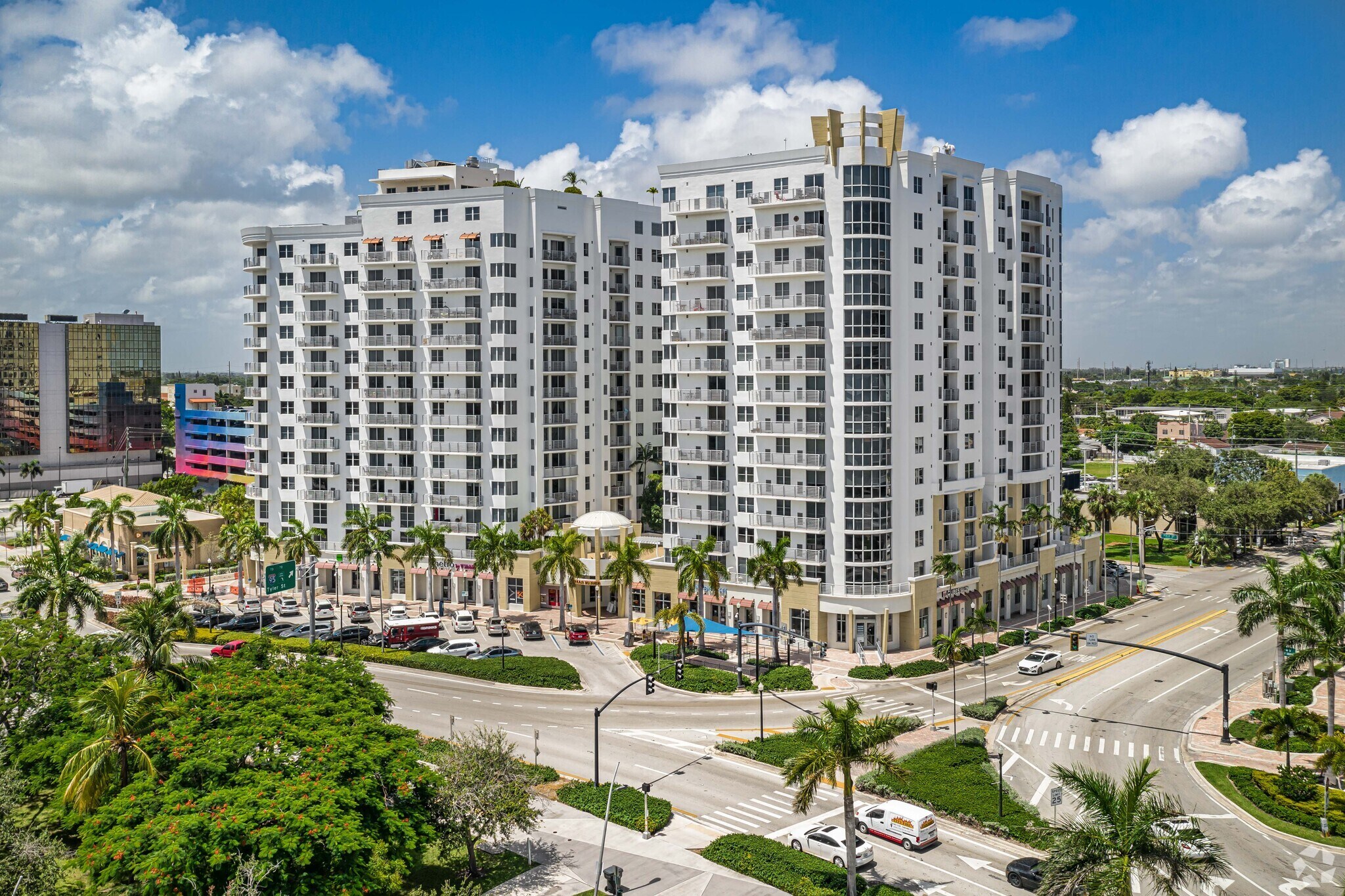 1801-1848 N Young Cir, Hollywood, FL à louer Photo de l’immeuble– Image 1 sur 9