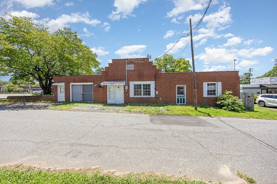 111 W Starmount Ave, Liberty, NC à vendre - Photo de l’immeuble – Image 2 sur 4