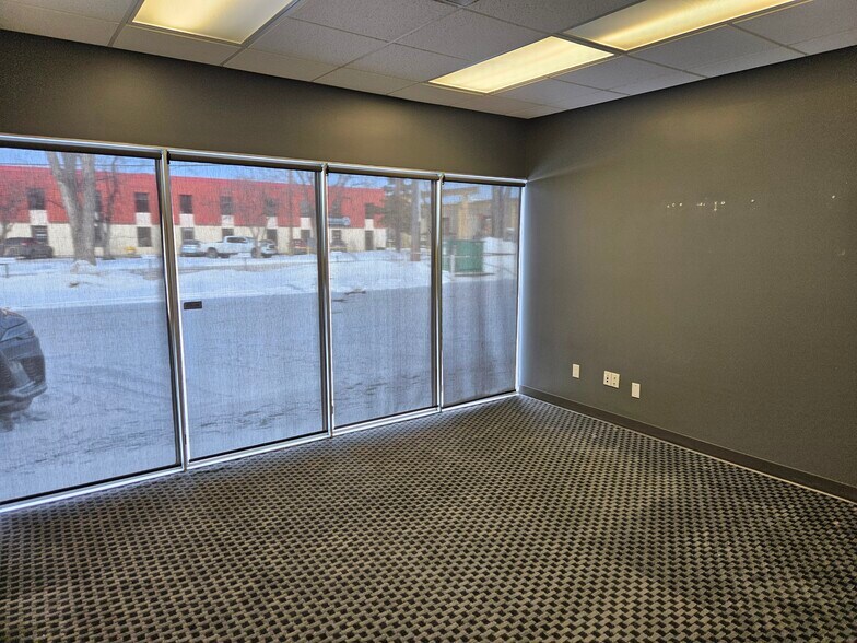 9333 37 Av NW, Edmonton, AB à louer - Photo intérieure – Image 3 sur 7