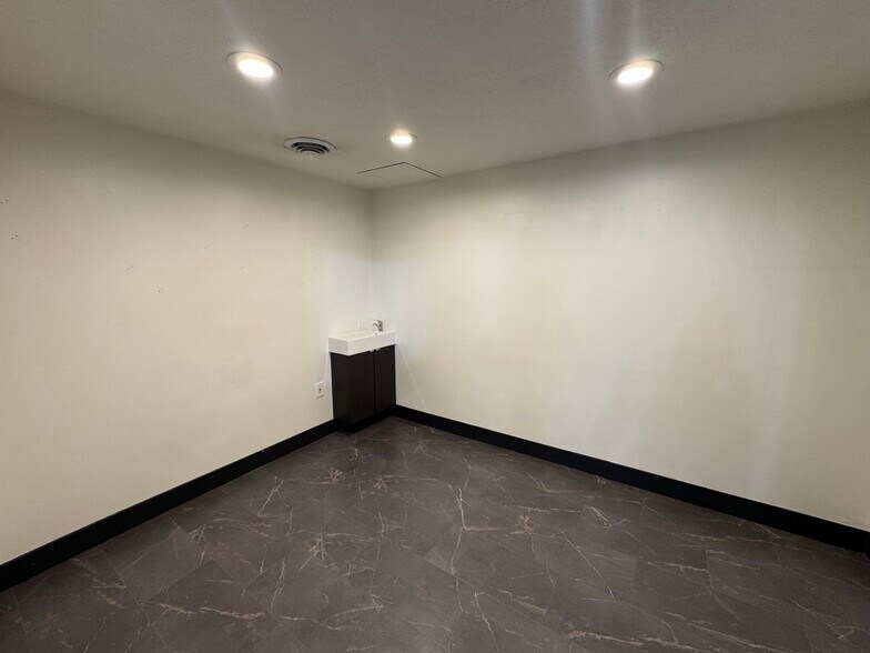 807 Fort Union Blvd, Midvale, UT à louer - Photo de l’immeuble – Image 3 sur 6