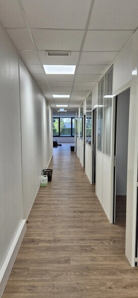 Bureau dans Bron à louer - Photo de l’immeuble – Image 3 sur 8