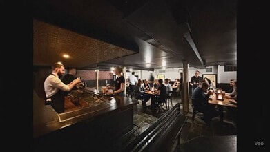 8122 Gateway Blvd NW, Edmonton, AB à louer - Vidéo sur l’annonce professionnelle