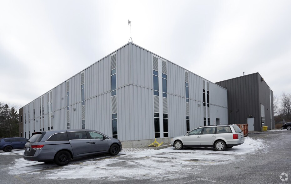 62 Steacie Dr, Ottawa, ON à louer - Photo de l’immeuble – Image 3 sur 11