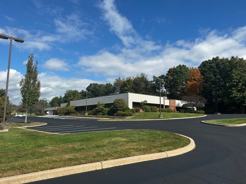 97 Barnes Rd, Wallingford, CT à vendre - Photo de l’immeuble – Image 3 sur 8