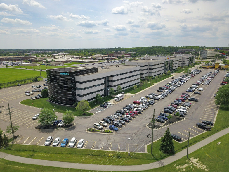 38705 7 Mile Rd, Livonia, MI à louer - Photo de l’immeuble – Image 1 sur 17