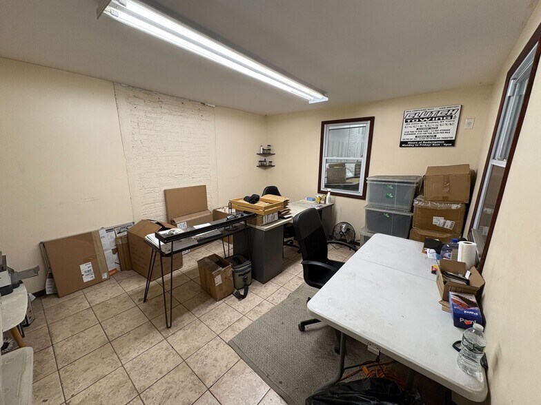 284 Junius St, Brooklyn, NY à louer - Photo de l’immeuble – Image 3 sur 5