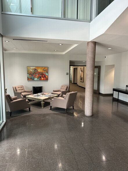 3830 Promontory Point Dr, Austin, TX à louer - Photo de l’immeuble – Image 2 sur 11