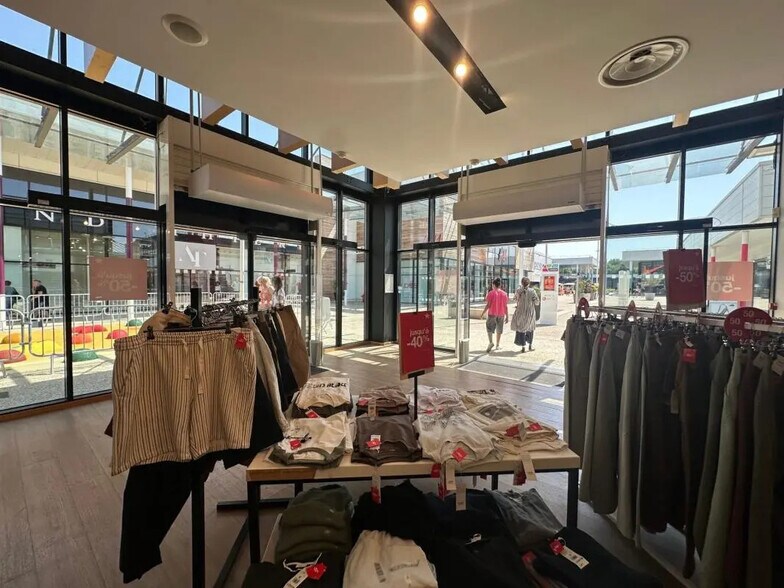201 Rue Des Girondins, Saint-Maximin à louer - Photo de l’immeuble – Image 2 sur 12