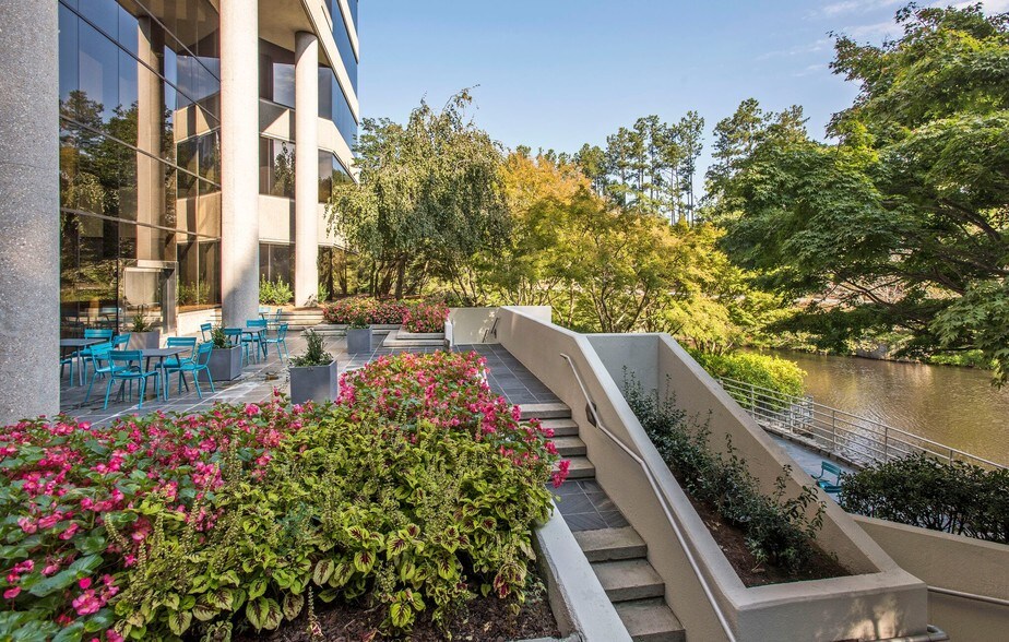 400 Northridge Rd, Atlanta, GA à louer - Photo de l’immeuble – Image 3 sur 31