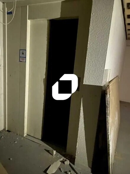 Local commercial dans La Ville-du-Bois à louer - Photo intérieure – Image 3 sur 12