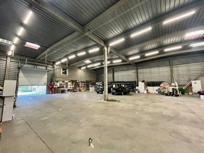 Plus de détails pour Local d’activités à vendre