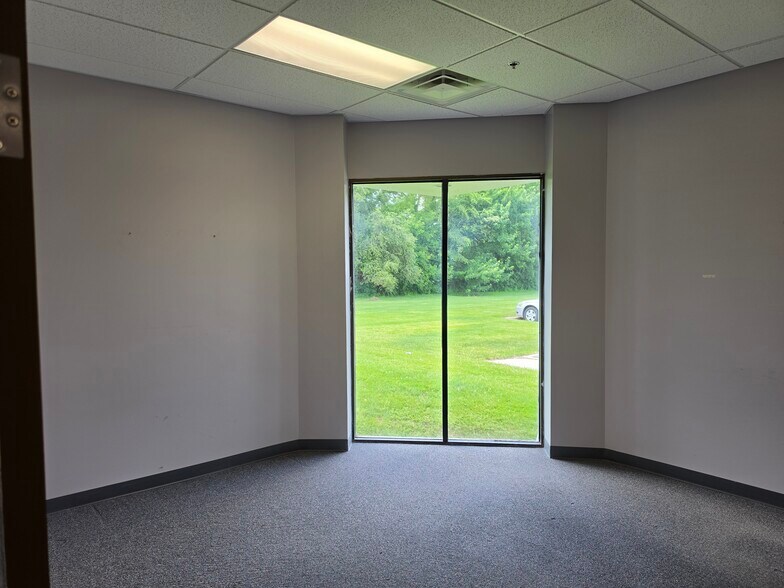 2188 S Center Rd, Burton, MI à vendre - Photo intérieure – Image 3 sur 23