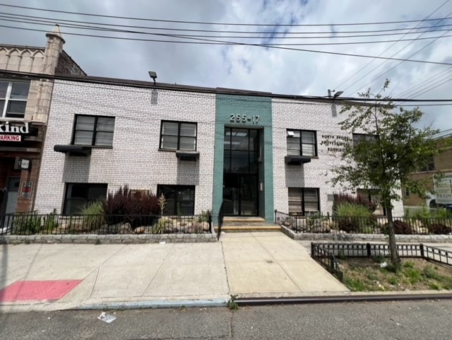 255-17 Northern Blvd, Little Neck, NY à vendre - Photo de l’immeuble – Image 3 sur 8