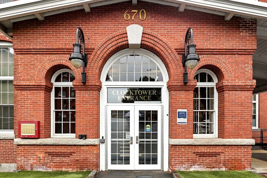 670 N Commercial St, Manchester, NH à louer - Photo de l’immeuble – Image 1 sur 15