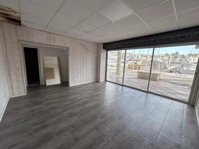 Local commercial dans Fréjus à louer - Photo de l’immeuble – Image 3 sur 9