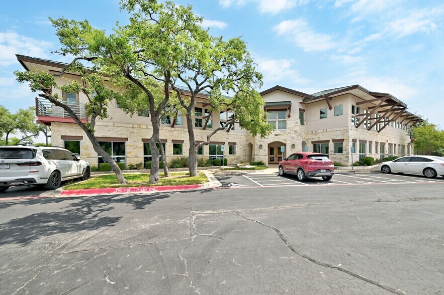 3821 Juniper Trace, Bee Cave, TX à vendre - Photo de l’immeuble – Image 3 sur 7