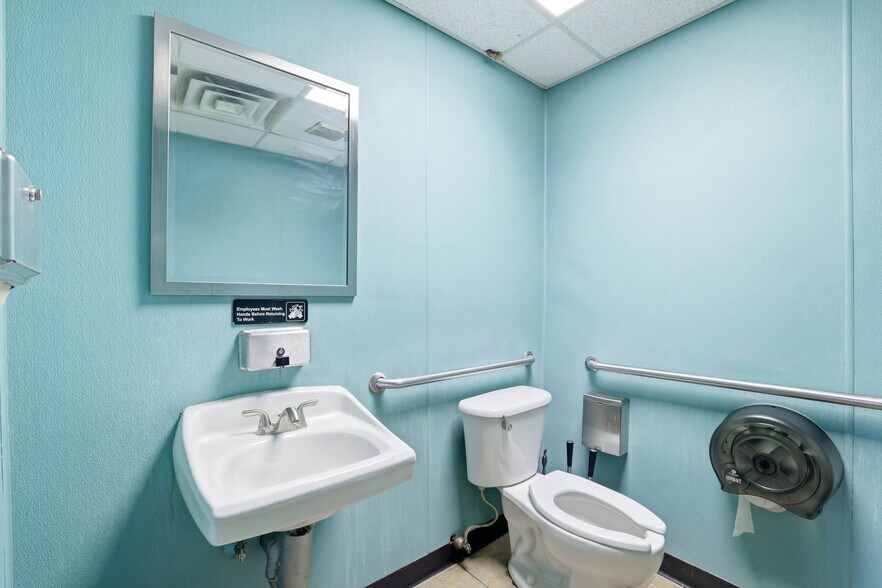 785 Bedford St, Whitman, MA à vendre - Photo de l’immeuble – Image 3 sur 52