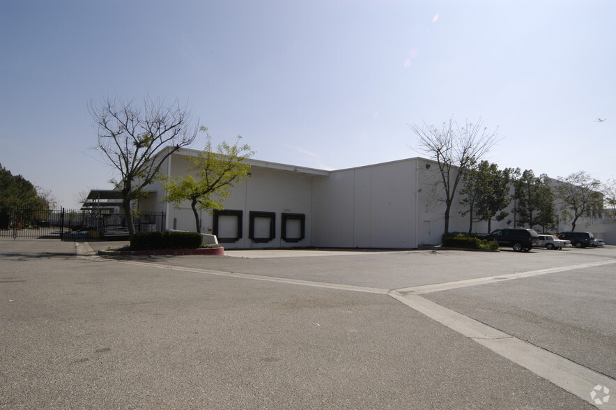 10681 Business Dr, Fontana, CA à louer - Photo de l’immeuble – Image 3 sur 4