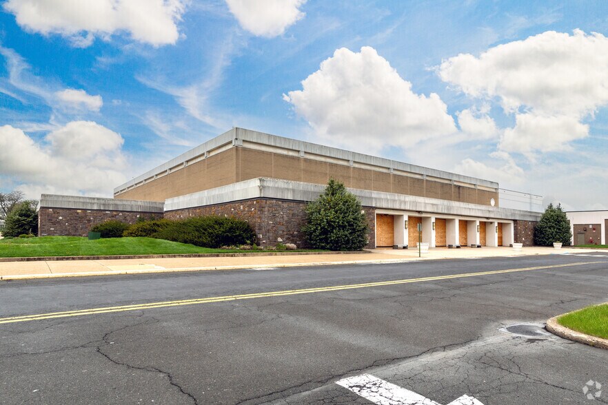 100 Neshaminy Mall, Bensalem, PA à louer - Photo de l’immeuble – Image 3 sur 3