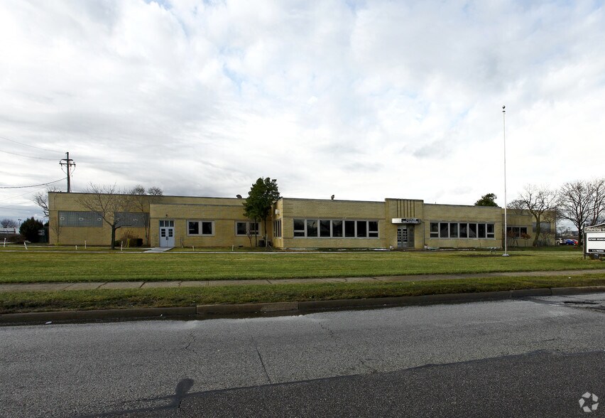 5240 Smith Rd, Brook Park, OH à louer - Photo principale – Image 1 sur 7