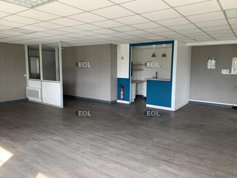 Local d’activités dans Villeneuve-la-Garenne à louer - Photo de l’immeuble – Image 3 sur 26