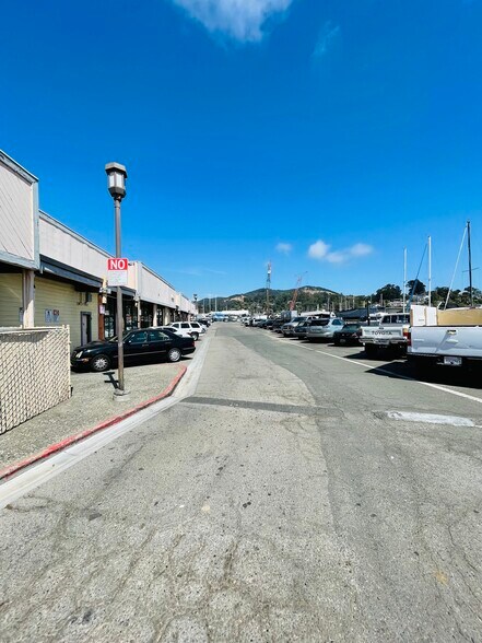 555 E Francisco Blvd, San Rafael, CA à louer - Photo de l’immeuble – Image 3 sur 7