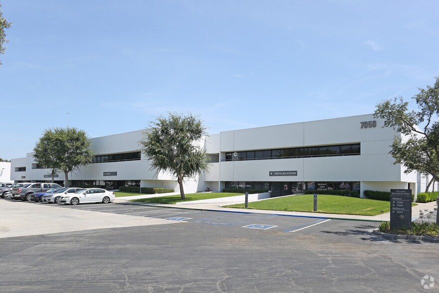 7050 Village Dr, Buena Park, CA à louer - Photo de l’immeuble – Image 2 sur 19