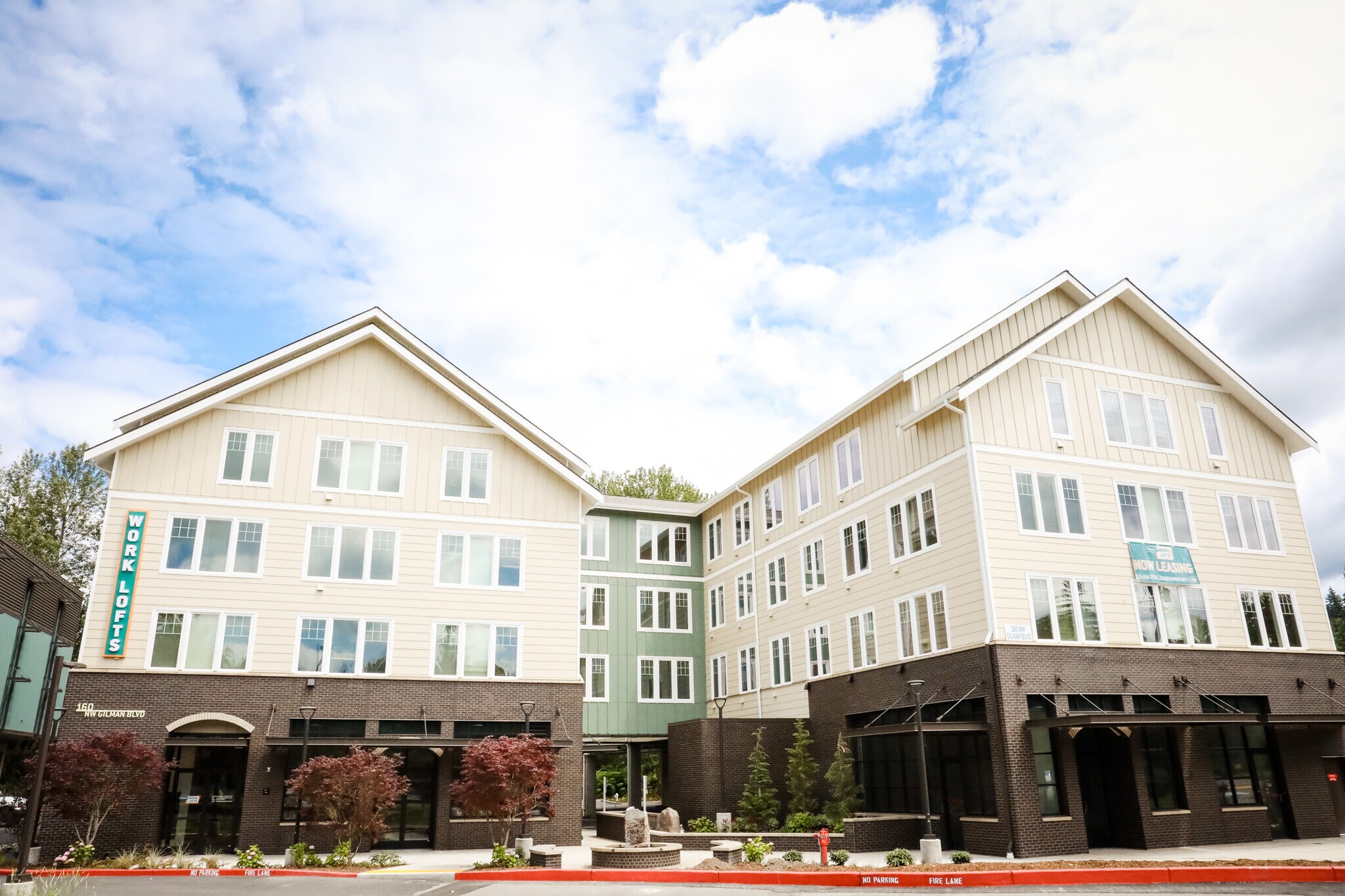 160 NW Gilman Blvd, Issaquah, WA à louer Photo principale– Image 1 sur 6