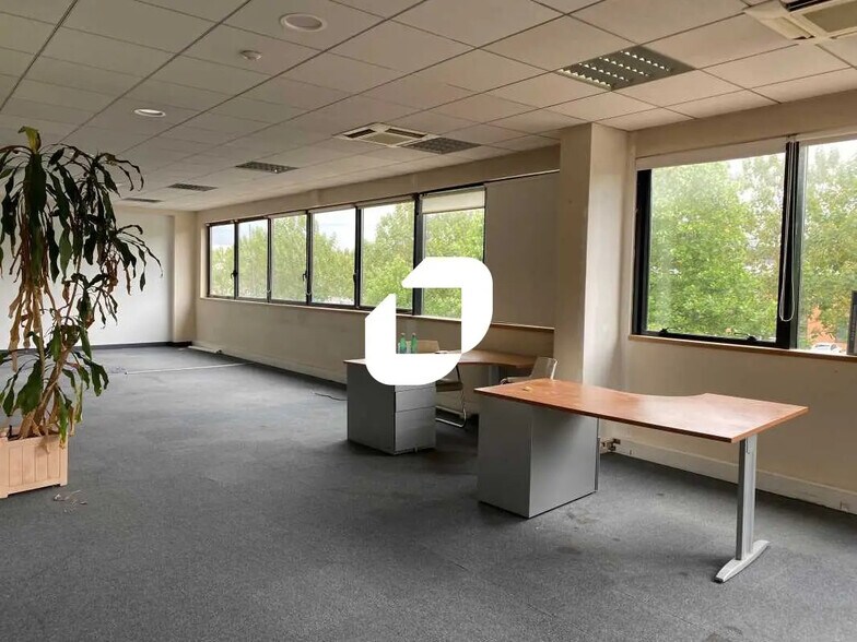 Bureau dans Villeneuve-la-Garenne à louer - Photo de l’immeuble – Image 3 sur 16