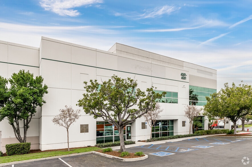 6201-6251 Knott Ave, Buena Park, CA à louer - Photo de l’immeuble – Image 2 sur 6