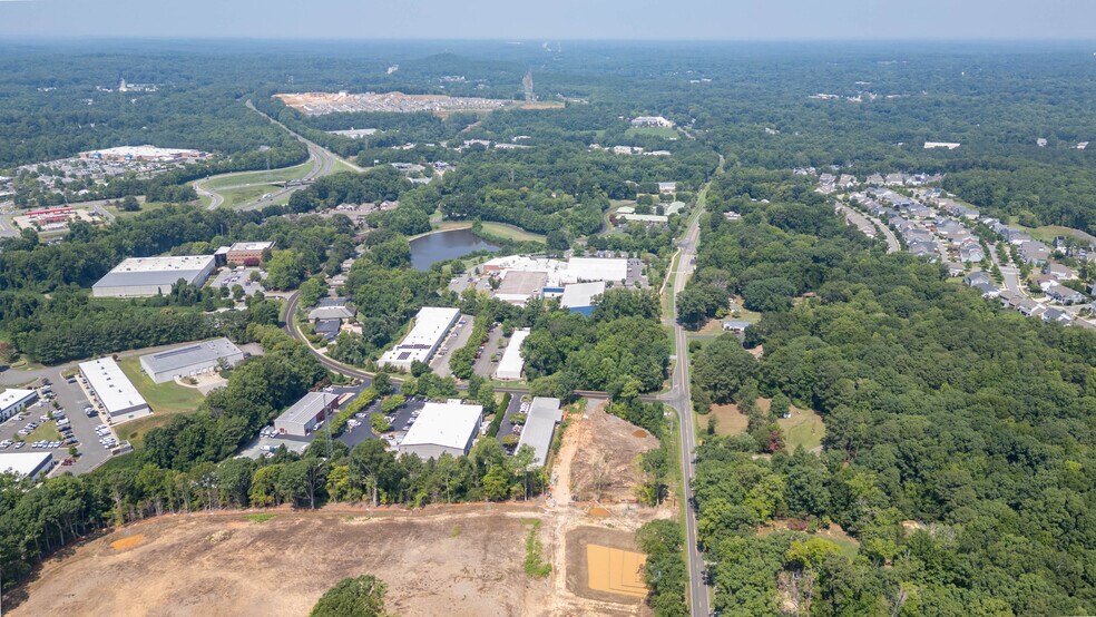 600 Meadowlands Dr, Hillsborough, NC à louer - Photo de l’immeuble – Image 3 sur 19