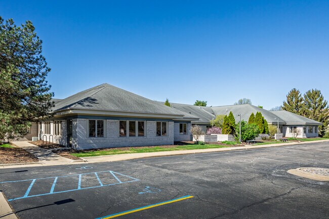 Plus de détails pour 2175 University Park Dr, Okemos, MI - Bureau à vendre