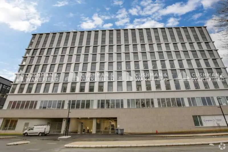 1 Rue Stephenson, Montigny-le-Bretonneux à louer - Photo principale – Image 1 sur 15