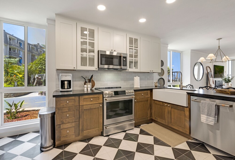 999 N Pacific St, Oceanside, CA 92054 - Lot 13 -  - Photo intérieure - Image 1 of 14