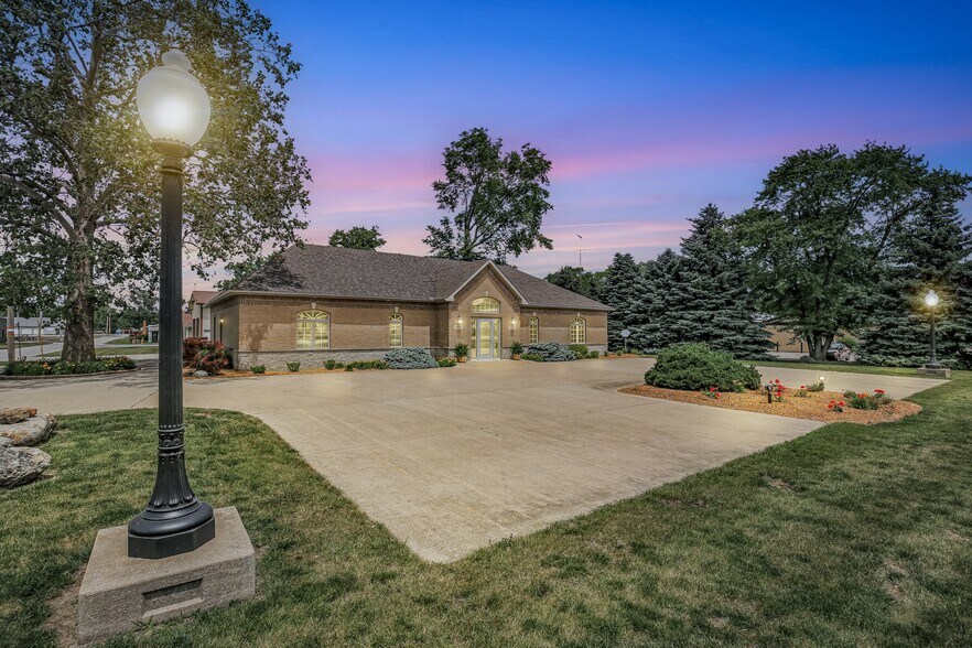 606 W Oak St, Fairbury, IL à vendre - Photo de l’immeuble – Image 3 sur 41